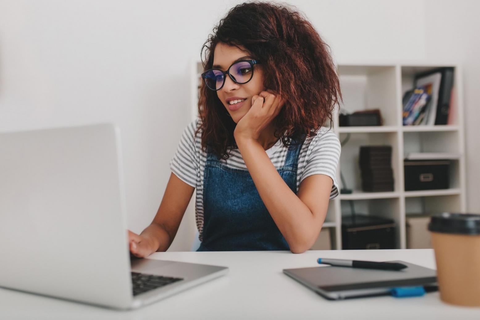 Bureau moderne avec équipe de travail collaborative